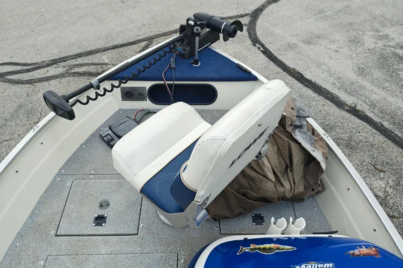 Slide: The Image of 1999 LOWE BOATS SEA NYMPH V-148SC interior with seat and trolling motor. - 7