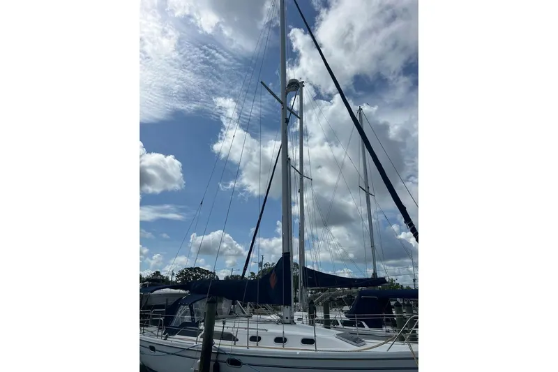 Slide: The Image of Sailboat Catalina 34 MkII 2001 with mast against a cloudy sky. - 4