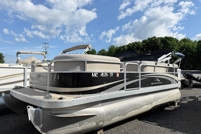 The Image of 2010 Bennington 20SLi pontoon boat parked under a blue sky. - 1