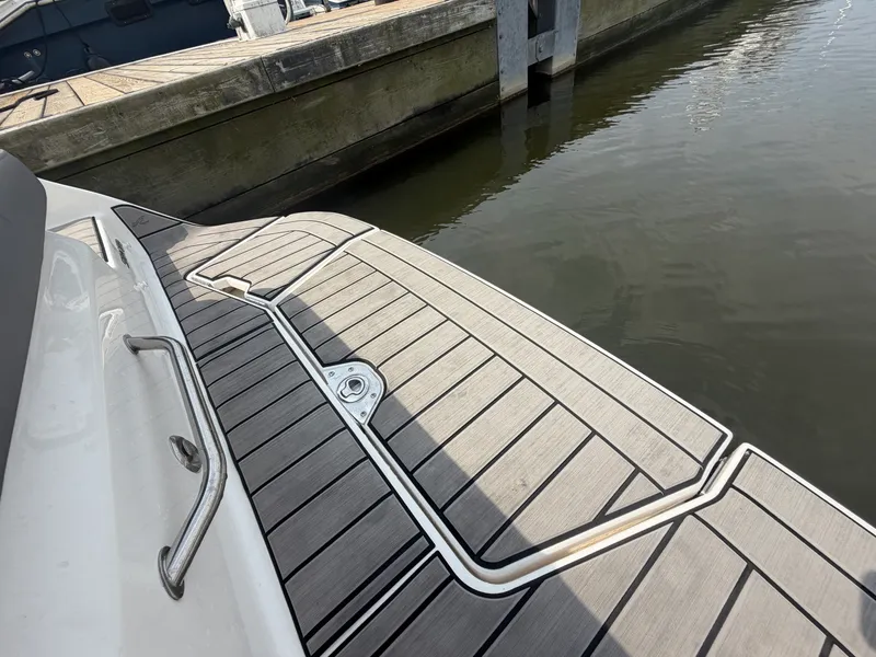 Slide: The Image of Sea Ray SDX 250 2025 - 34
