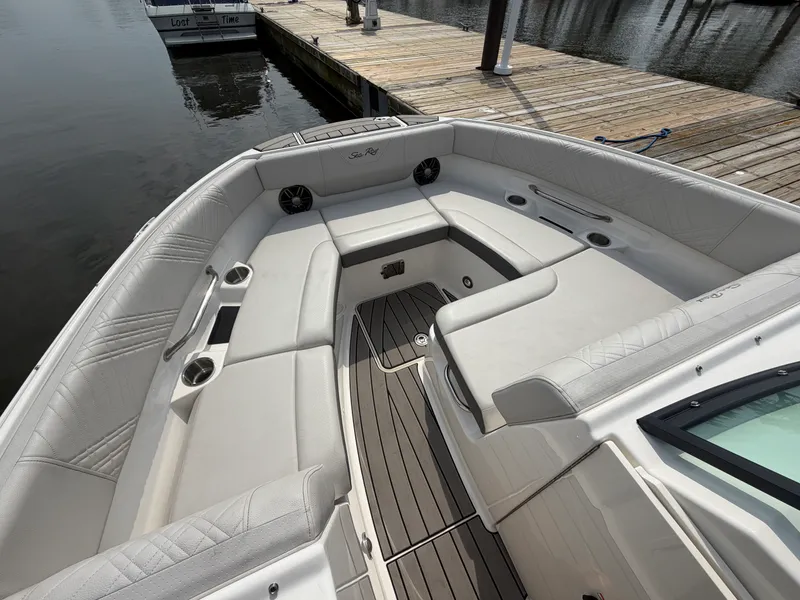 Slide: The Image of Sea Ray SDX 250 2025 - 15