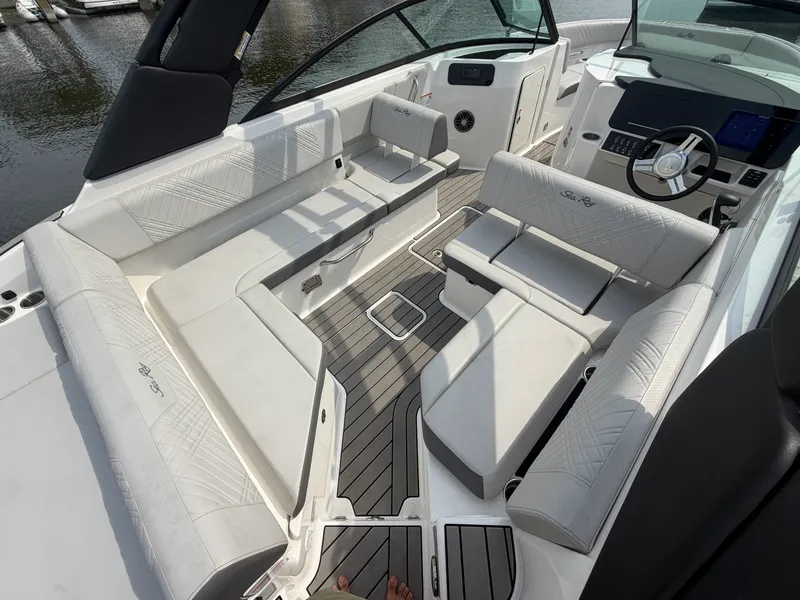 Slide: The Image of Sea Ray SDX 250 2025 - 17