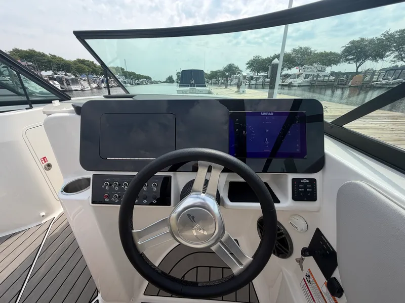 Slide: The Image of Sea Ray SDX 250 2025 - 23