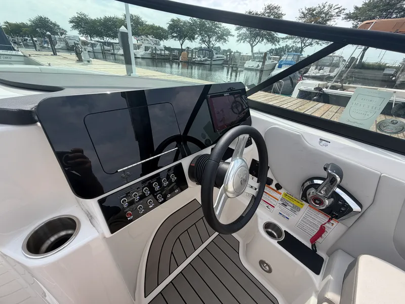 Slide: The Image of Sea Ray SDX 250 2025 - 22
