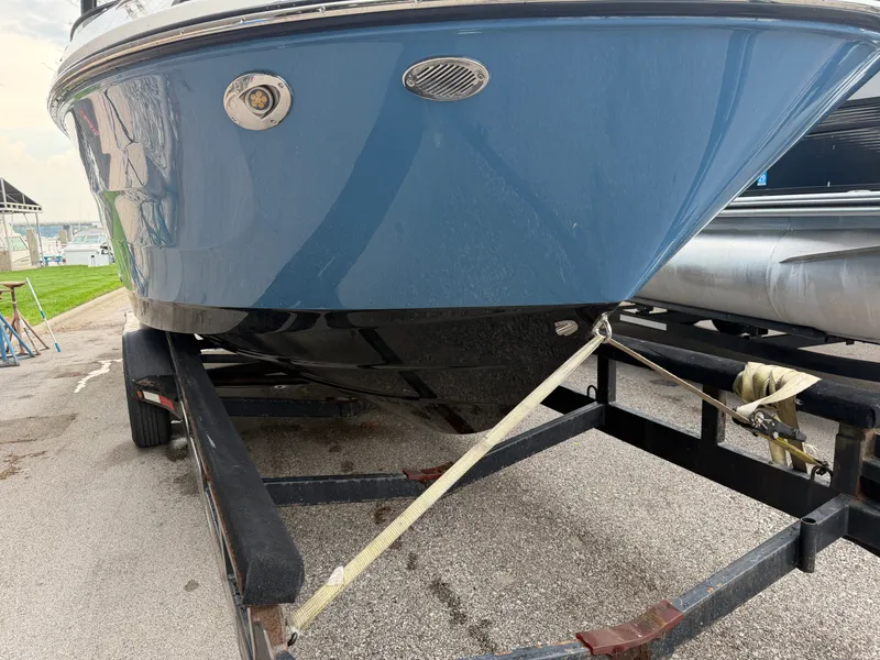 Slide: The Image of Sea Ray SDX 250 2025 - 56