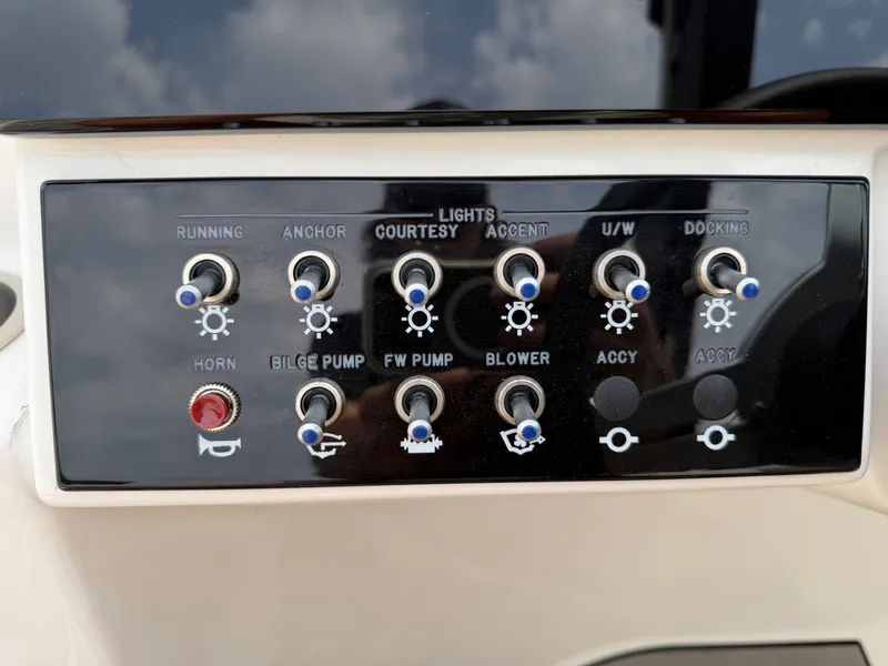 Slide: The Image of Sea Ray SDX 250 2025 - 26