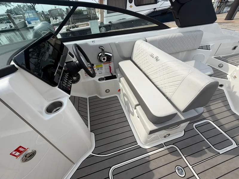 Slide: The Image of Sea Ray SDX 250 2025 - 21