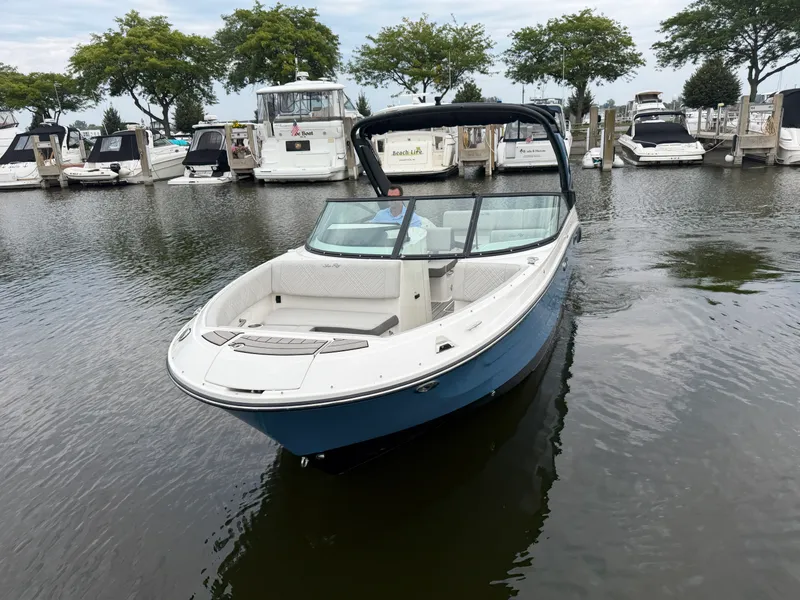 Slide: The Image of Sea Ray SDX 250 2025 - 5