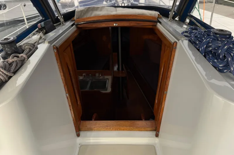 Slide: The Image of Cockpit view of 1988 Ericson 32-200 sailboat, showing cabin entrance and ropes. - 19