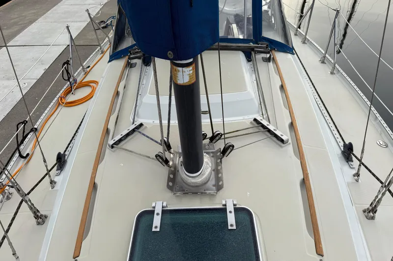 Slide: The Image of 1988 Ericson 32-200 sailboat deck with rigging and dockside view. - 7