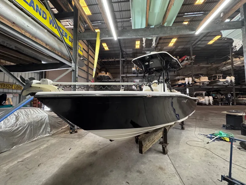 Slide: The Image of Sea Born LX24 Center Console 2020 - 0