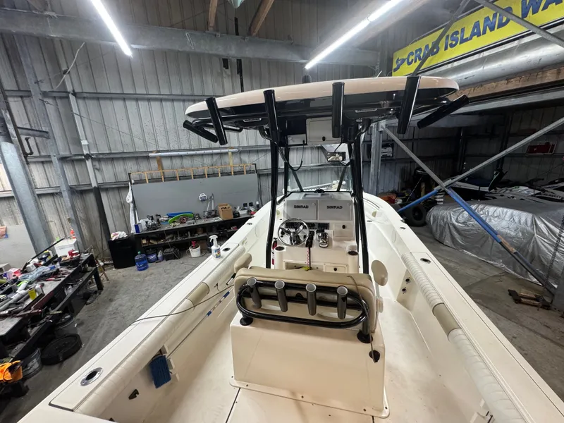 Slide: The Image of Sea Born LX24 Center Console 2020 - 15