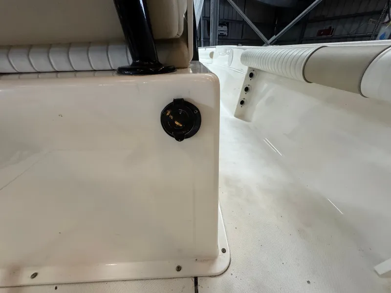 Slide: The Image of Sea Born LX24 Center Console 2020 - 17