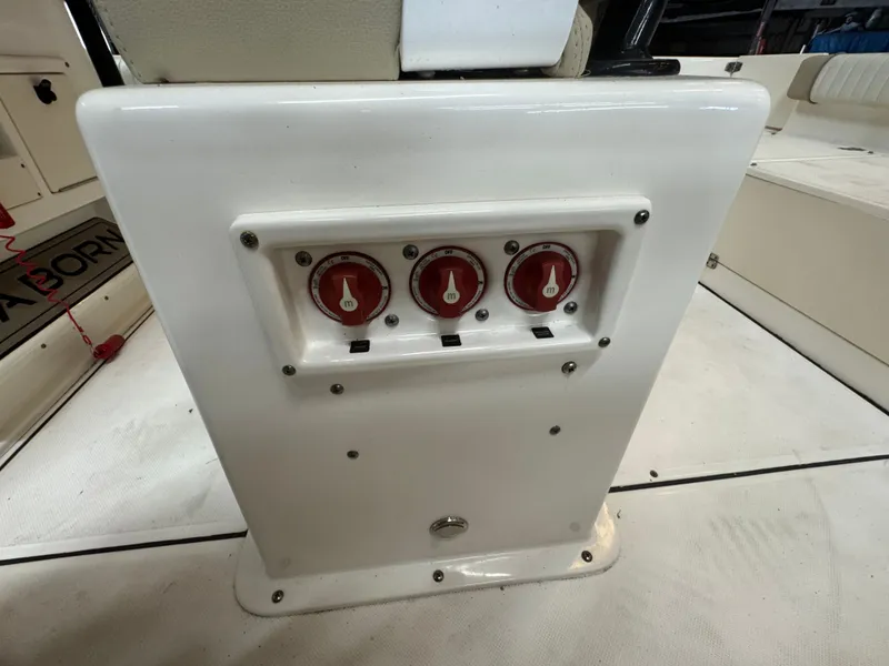Slide: The Image of Sea Born LX24 Center Console 2020 - 18