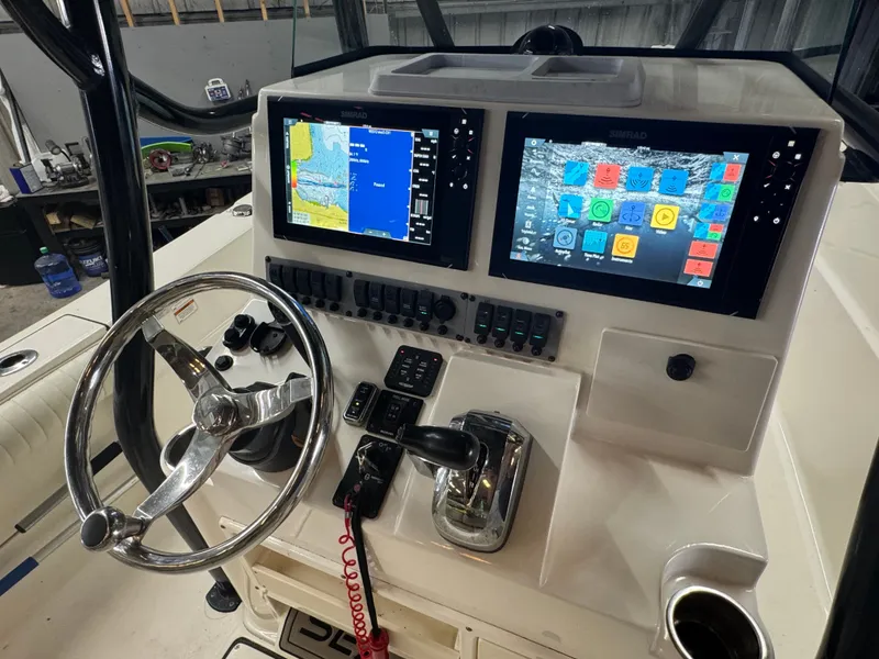Slide: The Image of Sea Born LX24 Center Console 2020 - 23