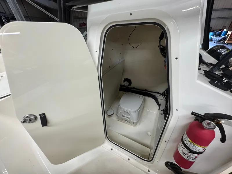 Slide: The Image of Sea Born LX24 Center Console 2020 - 31