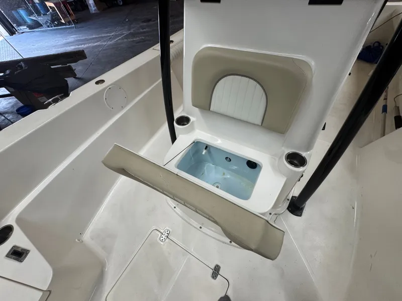 Slide: The Image of Sea Born LX24 Center Console 2020 - 33