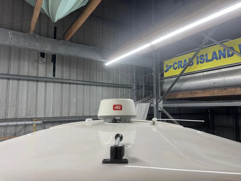 Slide: The Image of Sea Born LX24 Center Console 2020 - 35