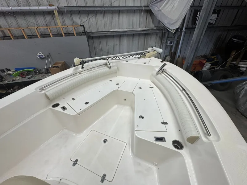 Slide: The Image of Sea Born LX24 Center Console 2020 - 36