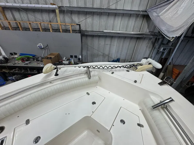 Slide: The Image of Sea Born LX24 Center Console 2020 - 37