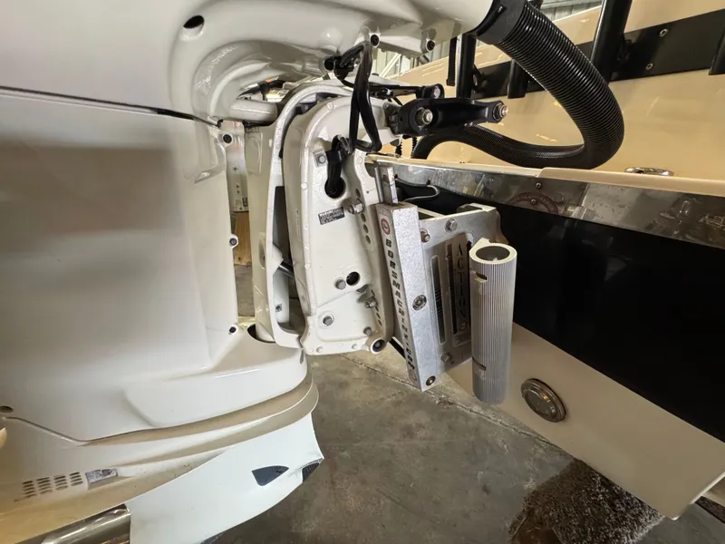 Slide: The Image of Sea Born LX24 Center Console 2020 - 40