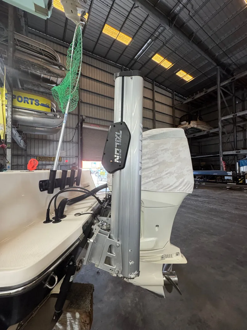 Slide: The Image of Sea Born LX24 Center Console 2020 - 42
