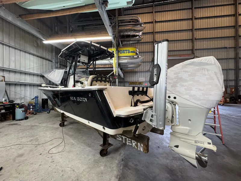 Slide: The Image of Sea Born LX24 Center Console 2020 - 5