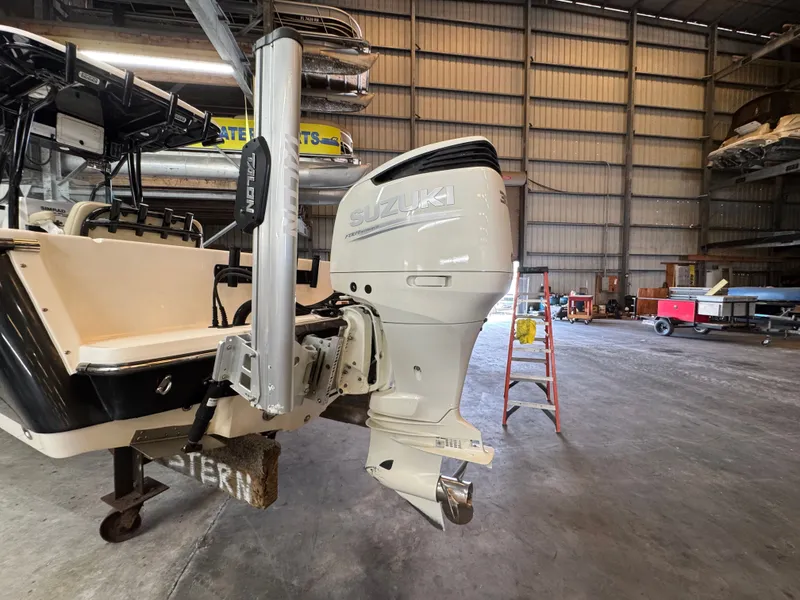 Slide: The Image of Sea Born LX24 Center Console 2020 - 6