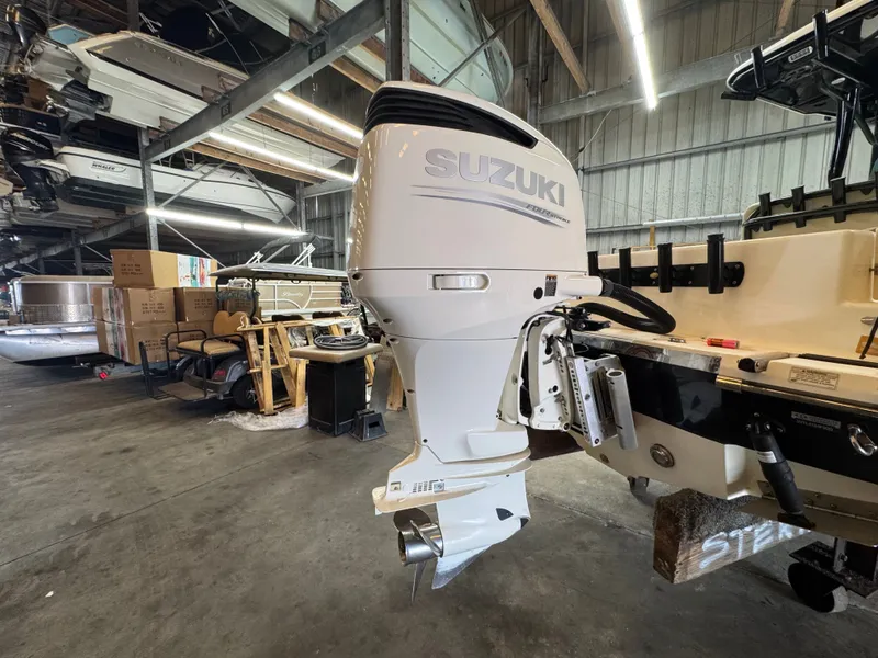Slide: The Image of Sea Born LX24 Center Console 2020 - 8