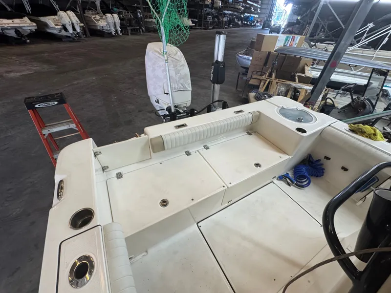 Slide: The Image of Sea Born LX24 Center Console 2020 - 9