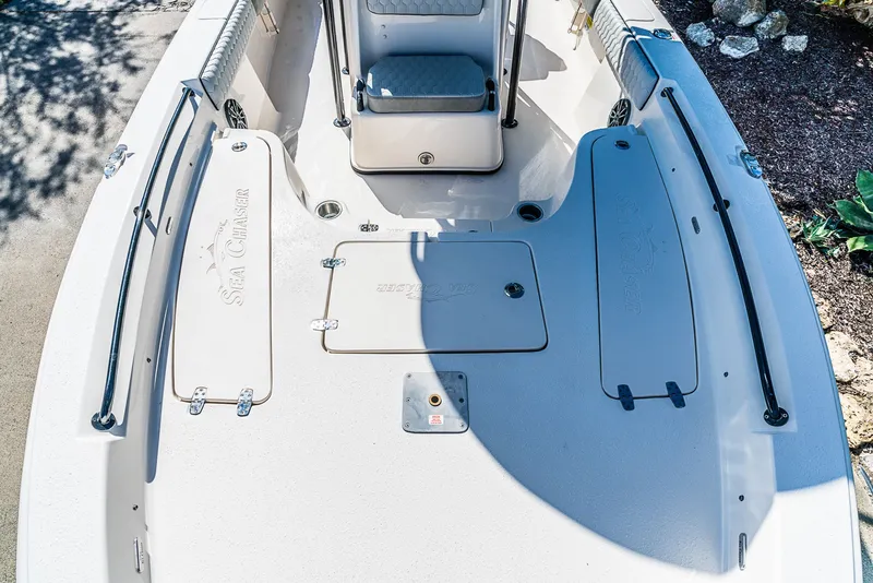 Slide: The Image of Sea Chaser 23 LX 2026 - 17
