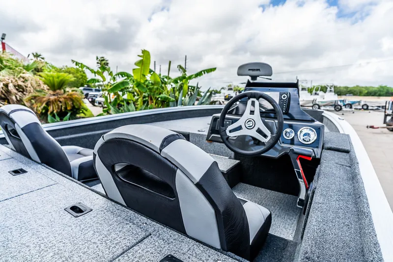 Slide: The Image of Smoker Craft Viper 2026 - 13