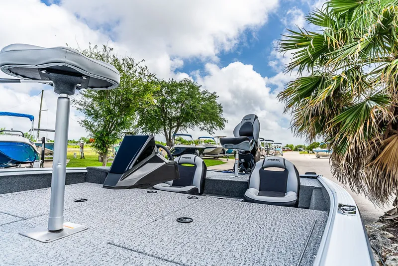 Slide: The Image of Smoker Craft Viper 2026 - 10