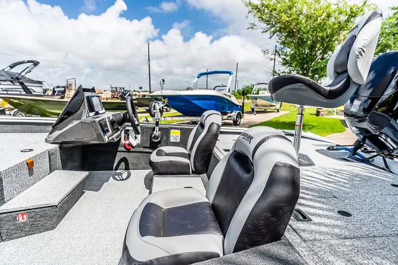 Slide: The Image of Smoker Craft Viper 2026 - 12