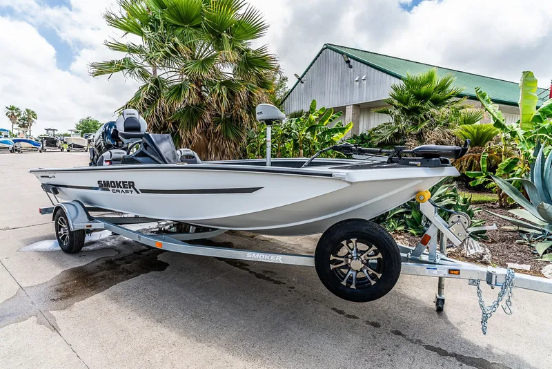 Slide: The Image of Smoker Craft Viper 2026 - 3