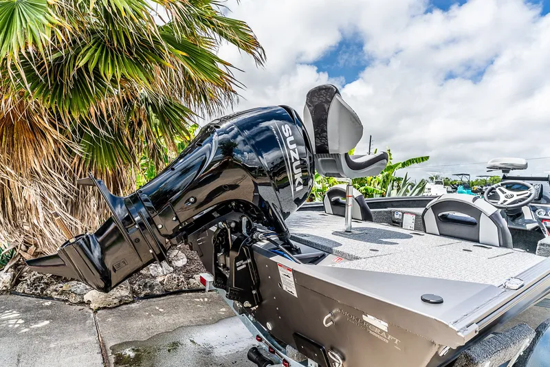 Slide: The Image of Smoker Craft Viper 2026 - 6