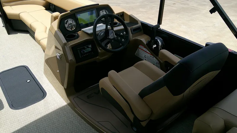 Slide: The Image of Interior of Evotti 525 QL boat, model year 2026. - 9