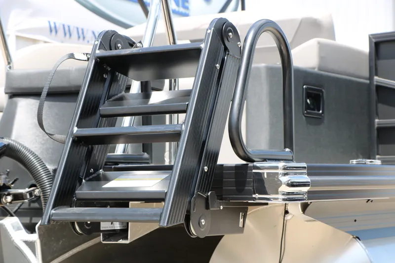 Slide: The Image of Evotti 525 CS Tri Toon boat ladder, close-up, model year 2026. - 17