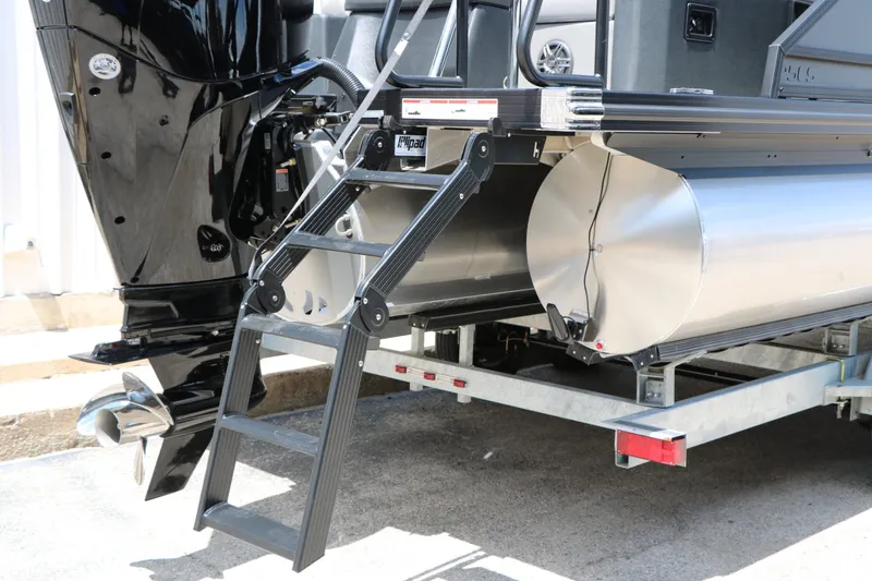 Slide: The Image of Evotti 525 CS Tri Toon 2026 with motor and ladder. - 18