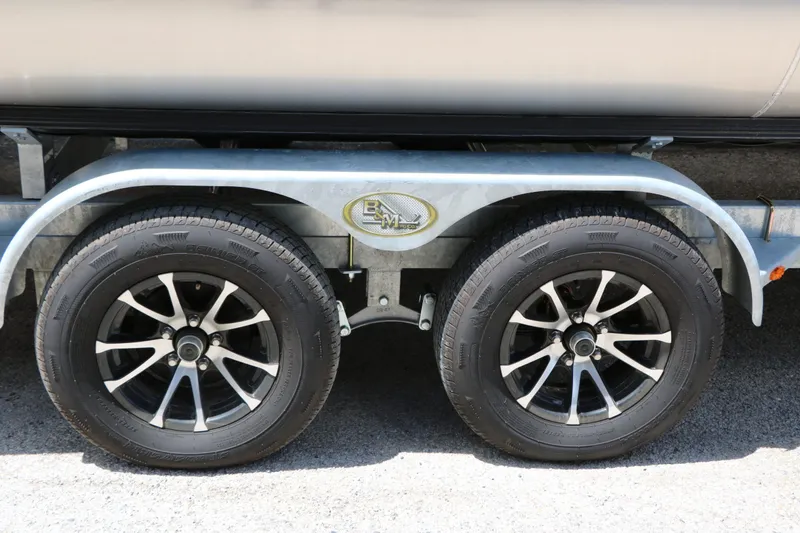 Slide: The Image of Evotti 525 CS Tri Toon trailer wheels close-up, 2026 model. - 24
