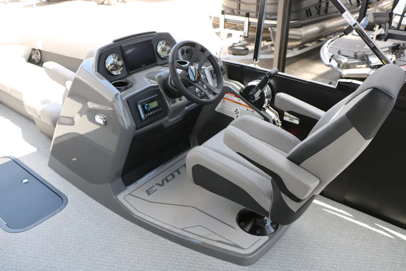 Slide: The Image of Helm console of the 2026 Evotti 525 CS Tri Toon. - 35