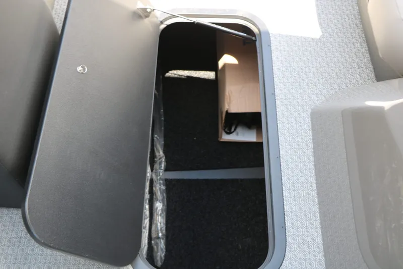 Slide: The Image of Evotti 525 CS Tri Toon 2026 storage compartment with open lid. - 46