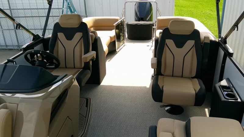 Slide: The Image of Interior of Evotti 725 QL boat, model year 2026. - 10