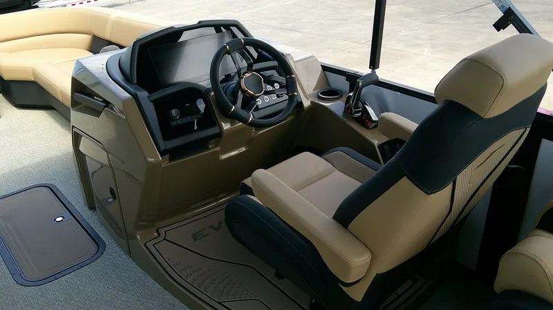 Slide: The Image of Interior of Evotti 725 QL boat, model year 2026. - 11
