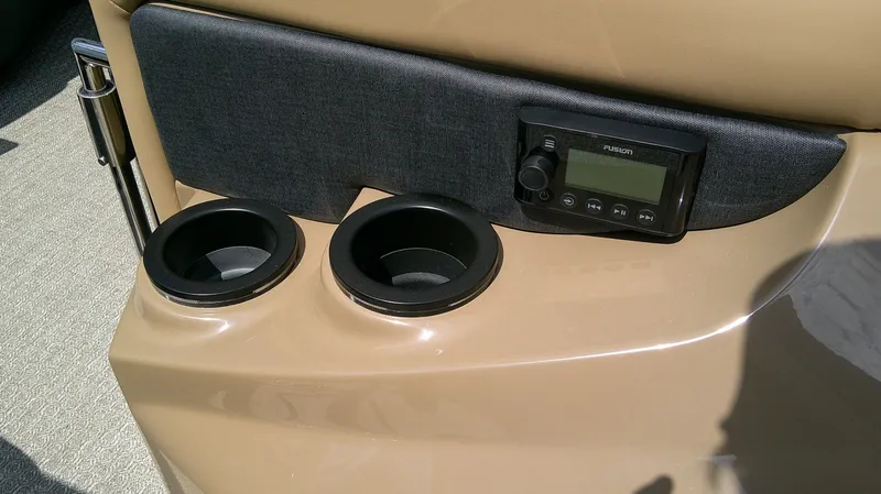 Slide: The Image of Evotti 725 QL 2026 boat console with cup holders and radio. - 18
