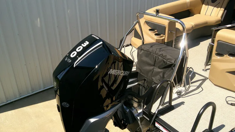 Slide: The Image of Evotti 725 QL boat with Mercury 300 HP engine, interior view. - 5
