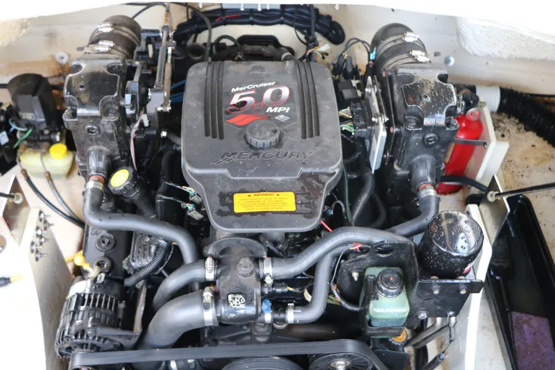 Slide: The Image of Engine of 2005 Chaparral 220 SSi boat, MerCruiser 5.0 MPI. - 28