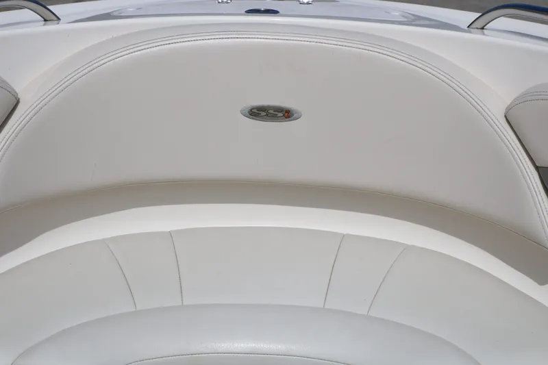 Slide: The Image of Chaparral 220 SSi 2005 boat seat with SSI logo. - 40