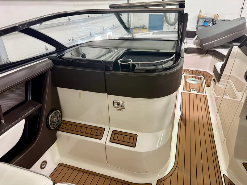 Slide: The Image of Sea Ray 310 SLX 2017 - 7