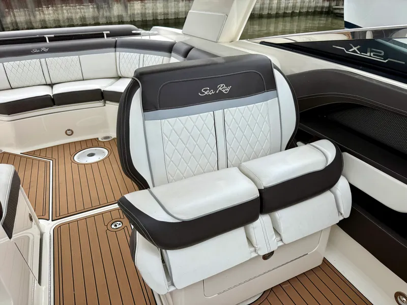 Slide: The Image of Sea Ray 310 SLX 2017 - 19